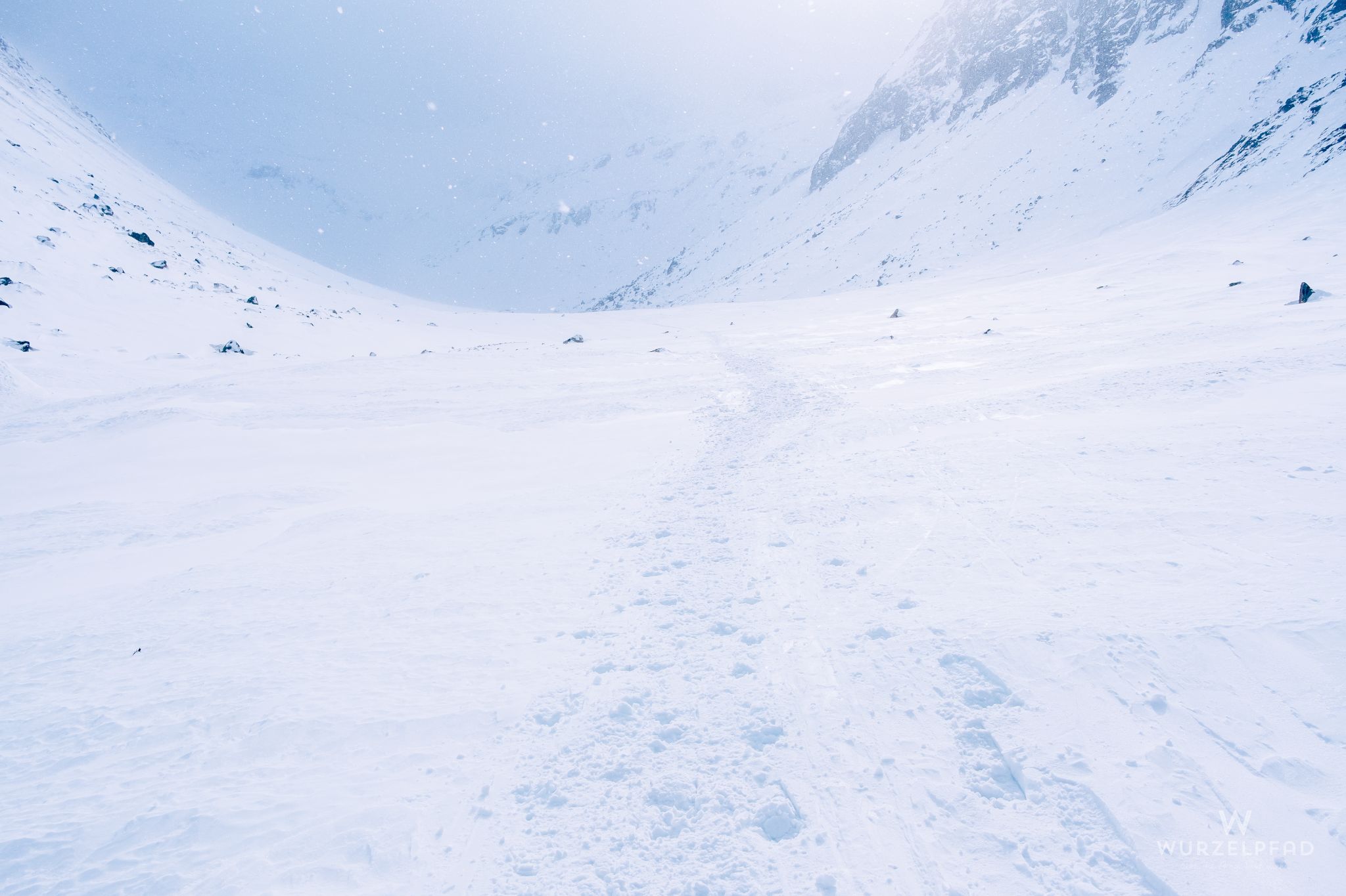 Blick zurück im Schneefall